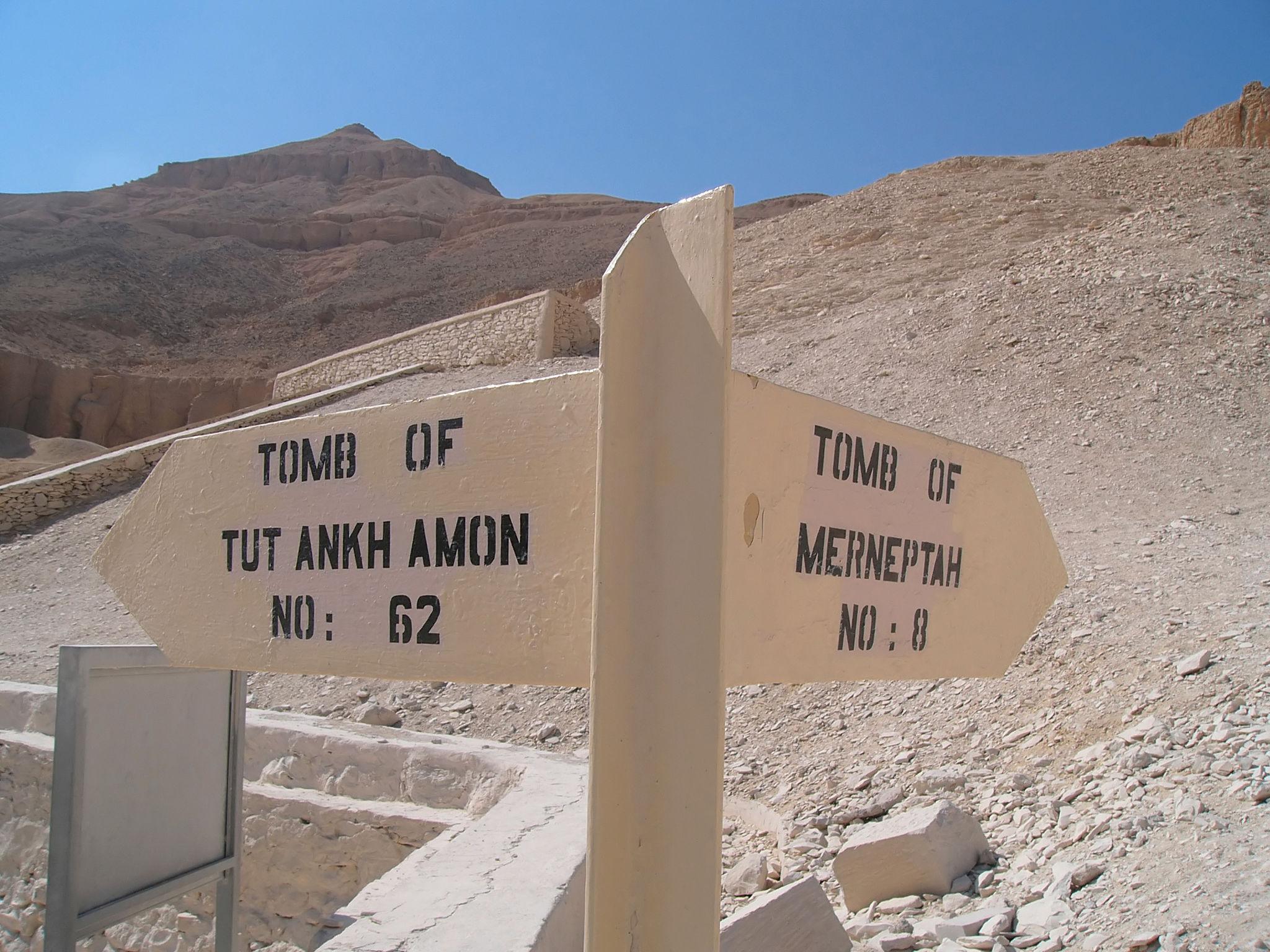 Wooden signpost pointing to the tombs of Tutankhamun KV62 and Merneptah KV8.