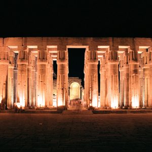 Luxor,_Luxor_Temple,_inside,_at_night,_Egypt,_Oct_2004