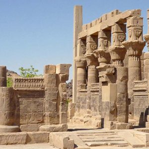 معبد-فيلة-في-أسوان-مصر-اكتشف-تاريخ-مصر-القديم-واسرار-بناء-معبد-ايزيس-اهم-المعابد-والآثار-الفرعونية-في-النوبة-1000x530